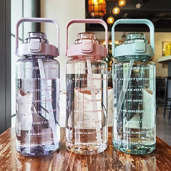 Универсална 2-литрова чаша за вода с голям капацитет Мъже и жени Летни спортове Градуирана сламена пластмасова чаша Устойчива на висока температура