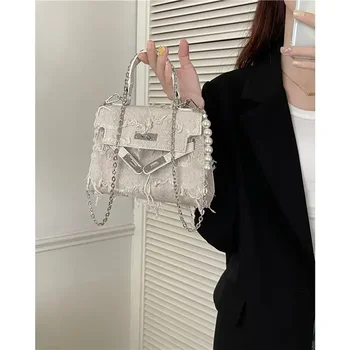 Луксозна дизайнерска марка Дамски чанти Квадратна чанта Корейска 2023 Нова реколта пискюл рамо чанти проста верига перла Crossbody чанта